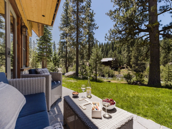 Truckee River Vacation Home with 6 Bedroom & Fire Pit
