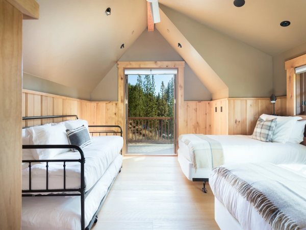 Truckee River Vacation Home with 6 Bedroom & Fire Pit