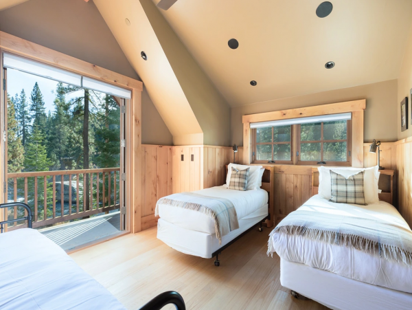 Truckee River Vacation Home with 6 Bedroom & Fire Pit