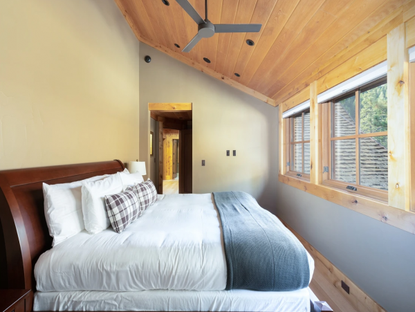 Truckee River Vacation Home with 6 Bedroom & Fire Pit