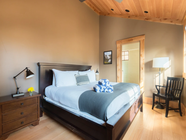 Truckee River Vacation Home with 6 Bedroom & Fire Pit