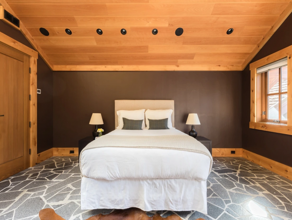 Truckee River Vacation Home with 6 Bedroom & Fire Pit