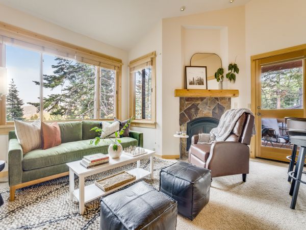 Lake Tahoe Mountain Vacation Rental 2 BR Steps from Ski Lifts