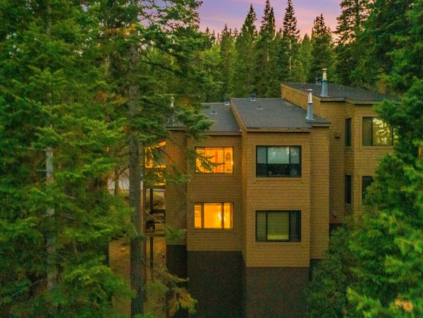 Lake Tahoe Mountain Vacation Rental 2 BR Steps from Ski Lifts