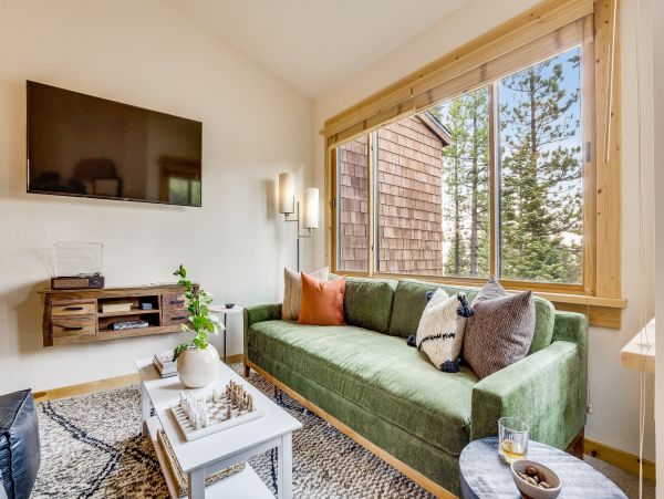 Lake Tahoe Mountain Vacation Rental 2 BR Steps from Ski Lifts