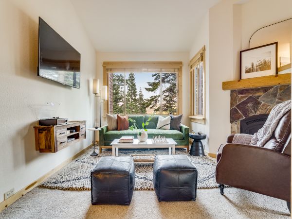 Lake Tahoe Mountain Vacation Rental 2 BR Steps from Ski Lifts