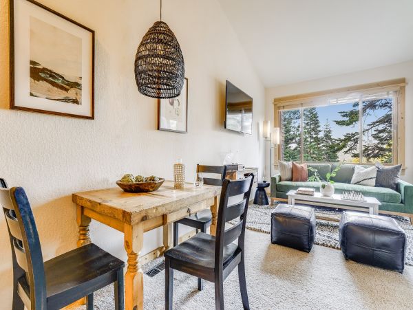 Lake Tahoe Mountain Vacation Rental 2 BR Steps from Ski Lifts