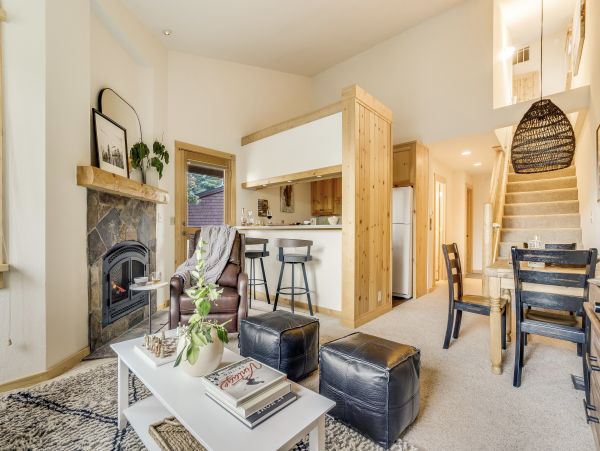 Lake Tahoe Mountain Vacation Rental 2 BR Steps from Ski Lifts