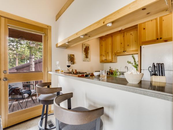 Lake Tahoe Mountain Vacation Rental 2 BR Steps from Ski Lifts
