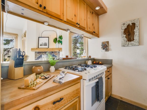 Lake Tahoe Mountain Vacation Rental 2 BR Steps from Ski Lifts