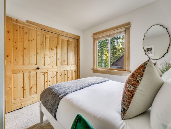 Lake Tahoe Mountain Vacation Rental 2 BR Steps from Ski Lifts