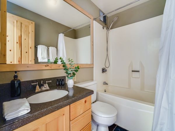 Lake Tahoe Mountain Vacation Rental 2 BR Steps from Ski Lifts