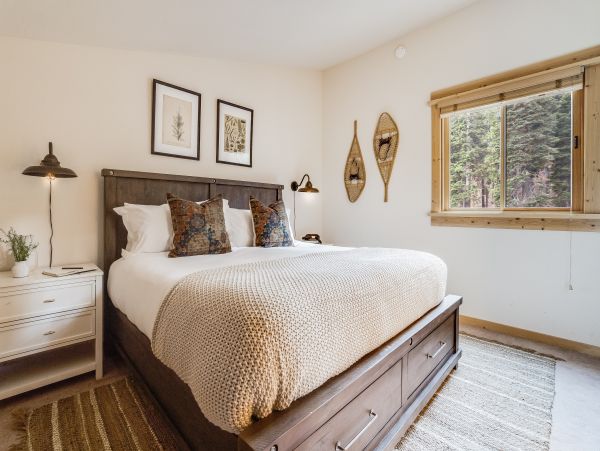 Lake Tahoe Mountain Vacation Rental 2 BR Steps from Ski Lifts