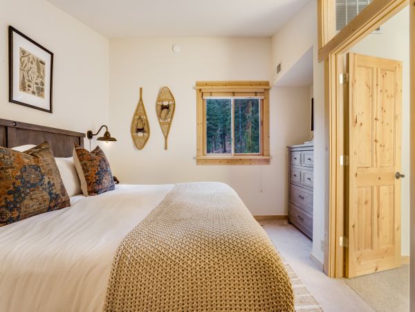 Lake Tahoe Mountain Vacation Rental 2 BR Steps from Ski Lifts