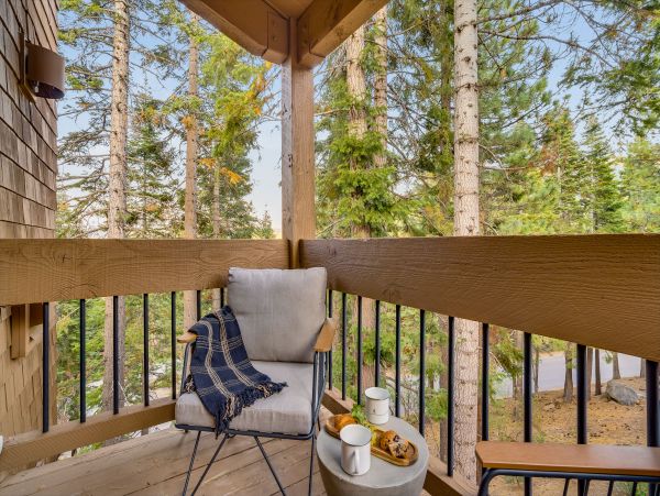 Lake Tahoe Mountain Vacation Rental 2 BR Steps from Ski Lifts