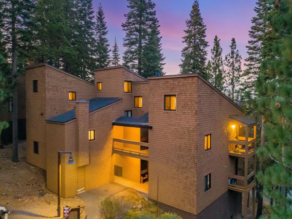 Lake Tahoe Mountain Vacation Rental 2 BR Steps from Ski Lifts
