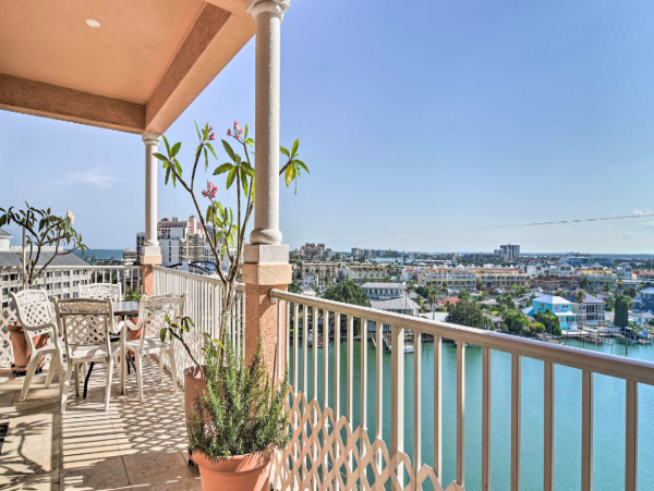 8th floor Penthouse 0.3 miles walk to Clearwater Beach