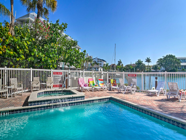8th floor Penthouse 0.3 miles walk to Clearwater Beach