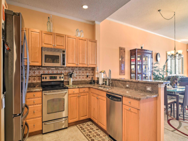 8th floor Penthouse 0.3 miles walk to Clearwater Beach