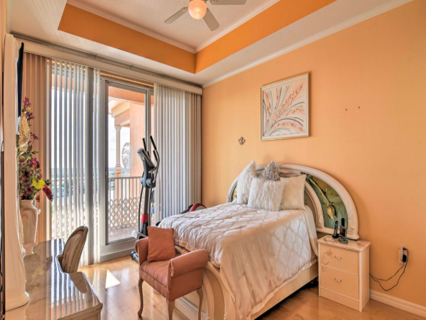 8th floor Penthouse 0.3 miles walk to Clearwater Beach