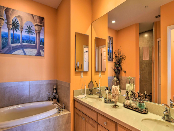 8th floor Penthouse 0.3 miles walk to Clearwater Beach