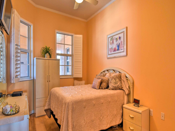 8th floor Penthouse 0.3 miles walk to Clearwater Beach