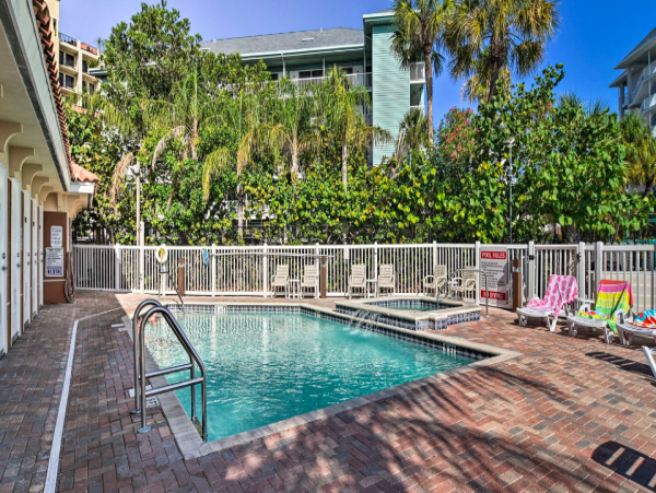 8th floor Penthouse 0.3 miles walk to Clearwater Beach