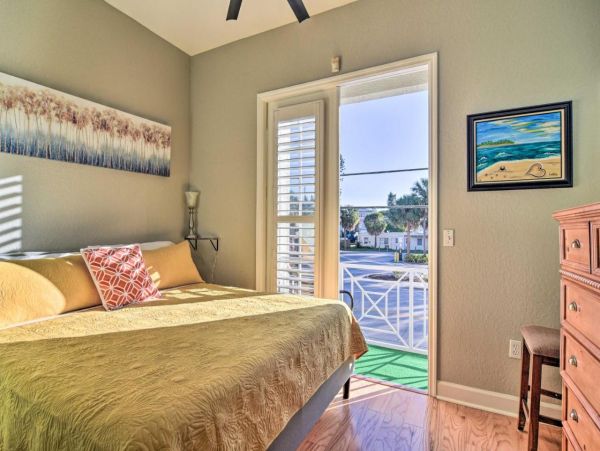 Short Walk to Beach Four Bedroom Townhome in Clearwater Beach