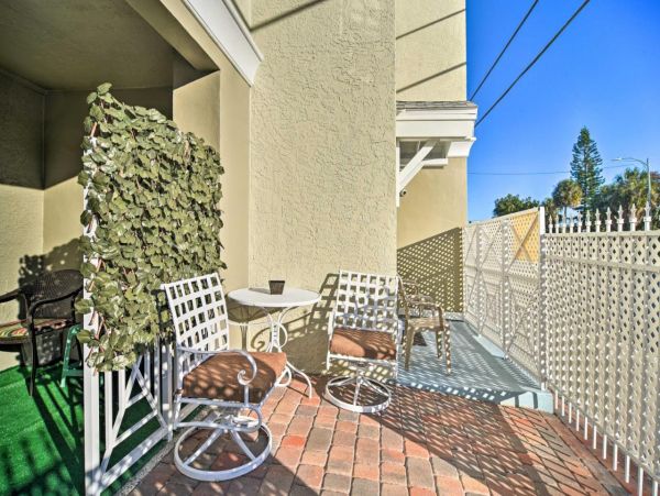 Short Walk to Beach Four Bedroom Townhome in Clearwater Beach