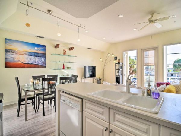Clearwater 4 Bedroom Condo Sleeps 9 Guests