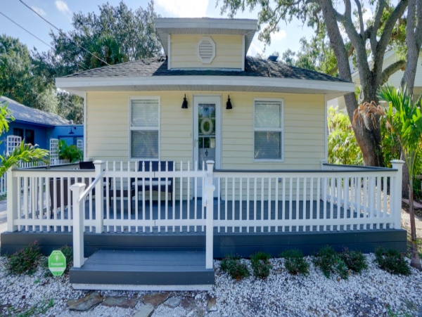 1 Bedroom 2 baths Vacation rental- steps to Gulf