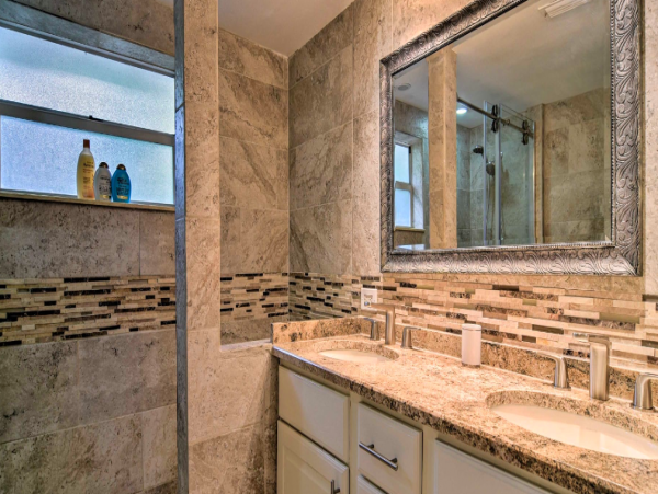 1 Bedroom 2 baths Vacation rental- steps to Gulf