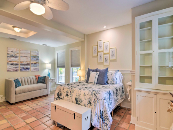 1 Bedroom 2 baths Vacation rental- steps to Gulf