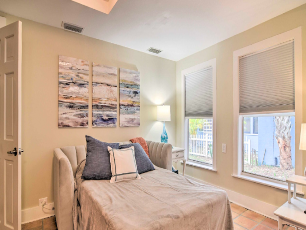 1 Bedroom 2 baths Vacation rental- steps to Gulf