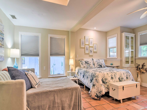 1 Bedroom 2 baths Vacation rental- steps to Gulf