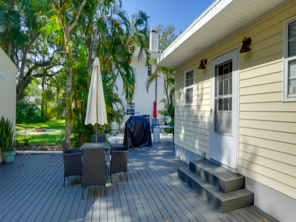 1 Bedroom 2 baths Vacation rental- steps to Gulf