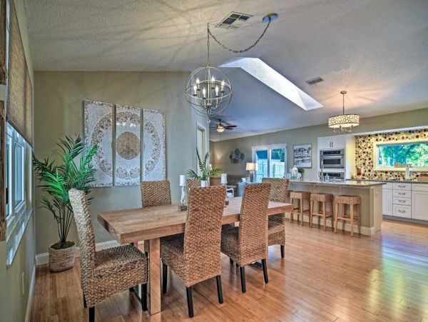 Beautiful 3 Bedroom Home with Private Pool Sleeps 6