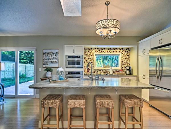 Beautiful 3 Bedroom Home with Private Pool Sleeps 6