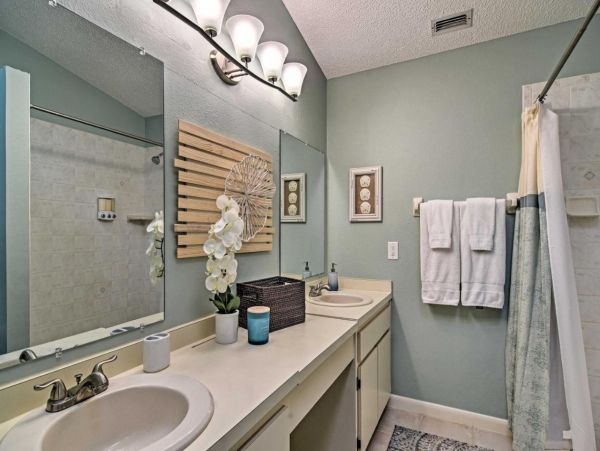 Beautiful 3 Bedroom Home with Private Pool Sleeps 6