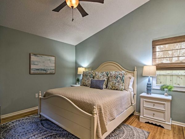 Beautiful 3 Bedroom Home with Private Pool Sleeps 6