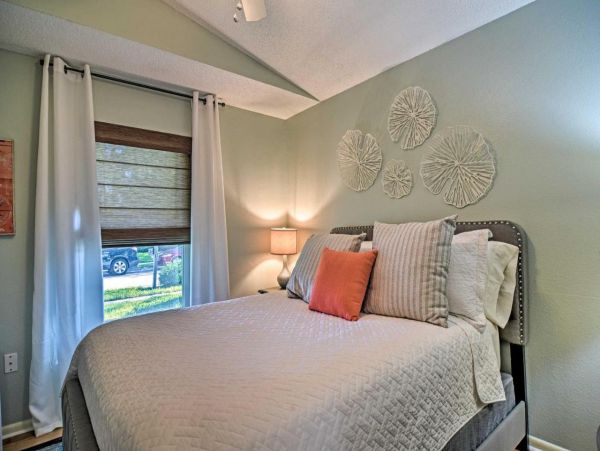 Beautiful 3 Bedroom Home with Private Pool Sleeps 6