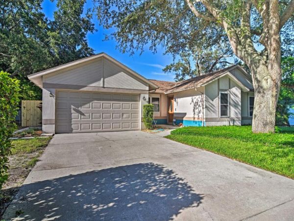 Beautiful 3 Bedroom Home with Private Pool Sleeps 6