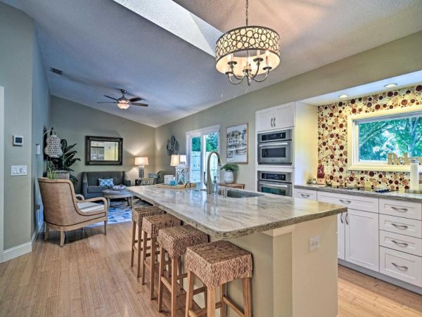 Beautiful 3 Bedroom Home with Private Pool Sleeps 6