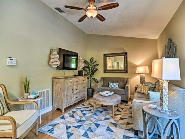 Beautiful 3 Bedroom Home with Private Pool Sleeps 6