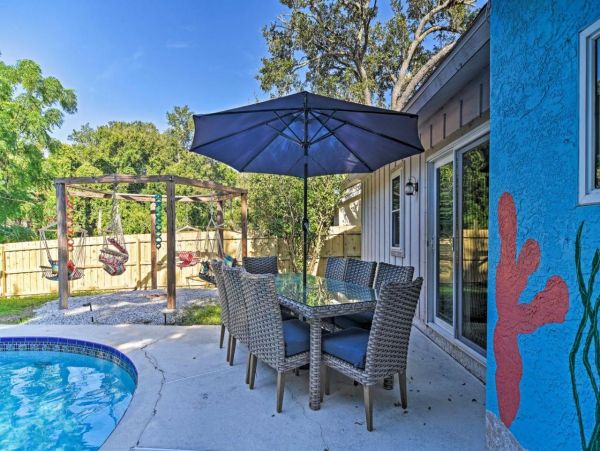 Beautiful 3 Bedroom Home with Private Pool Sleeps 6
