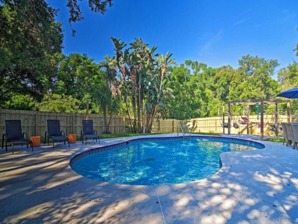 Beautiful 3 Bedroom Home with Private Pool Sleeps 6