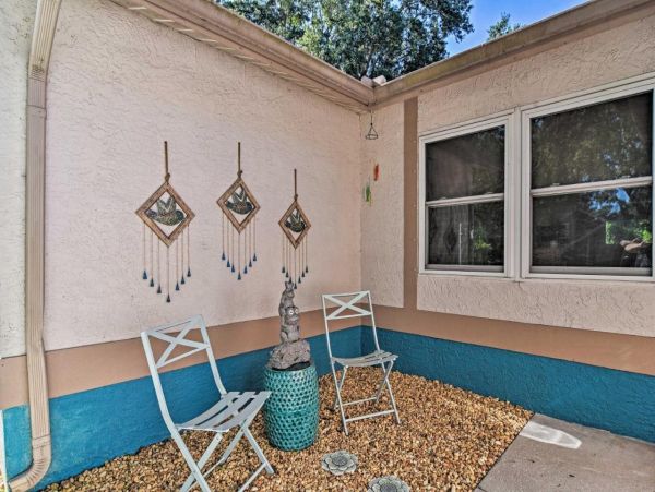 Beautiful 3 Bedroom Home with Private Pool Sleeps 6