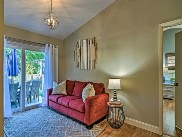 Beautiful 3 Bedroom Home with Private Pool Sleeps 6