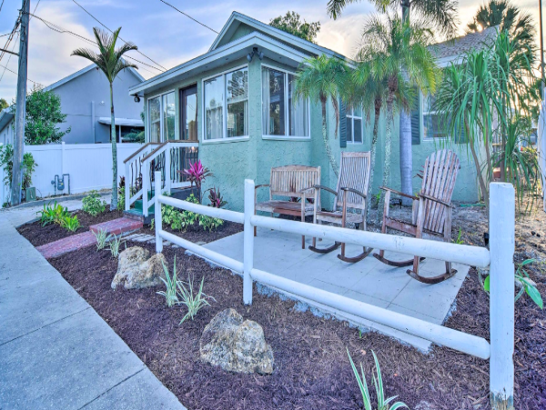 Vibrant 2 bedroom Dunedin Getaway