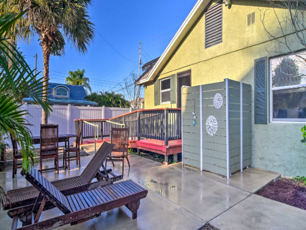 Vibrant 2 bedroom Dunedin Getaway